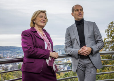 Mit der Vorstandskollegin Kerstin Müller-Kirchhofs auf dem Skywalk Wuppertal, 2020 (© Martin Vogtmeier)